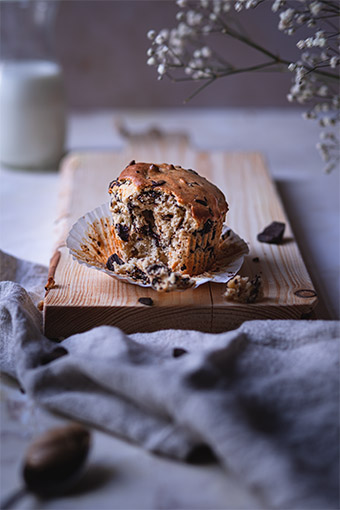 Erdnussbutter Chocolate Chip Muffin auf Tisch