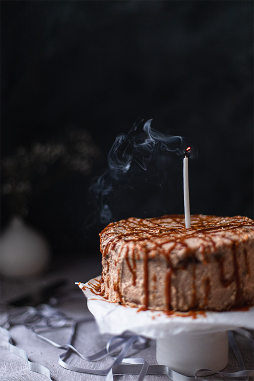 Kardamom Torte mit Karamell und ausgepusteter Kerze mit Rauch