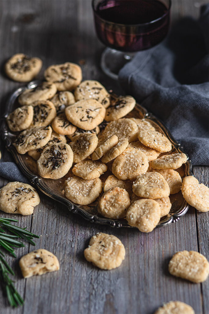 Cracker mit Parmesan und Rosmarin auf Silbertablet