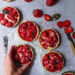 Erdbeer Tartelettes Flatlay