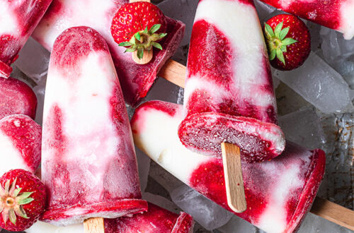 Erdbeer-Kokos Eis am Stiel Flatlay