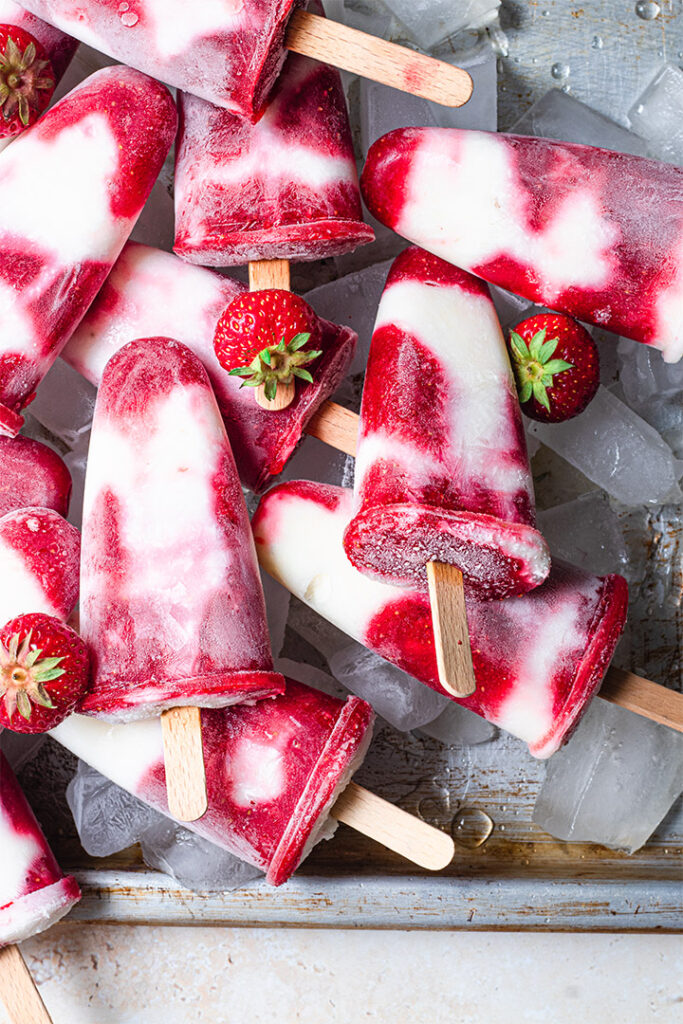 Erdbeer-Kokos Eis am Stiel Flatlay