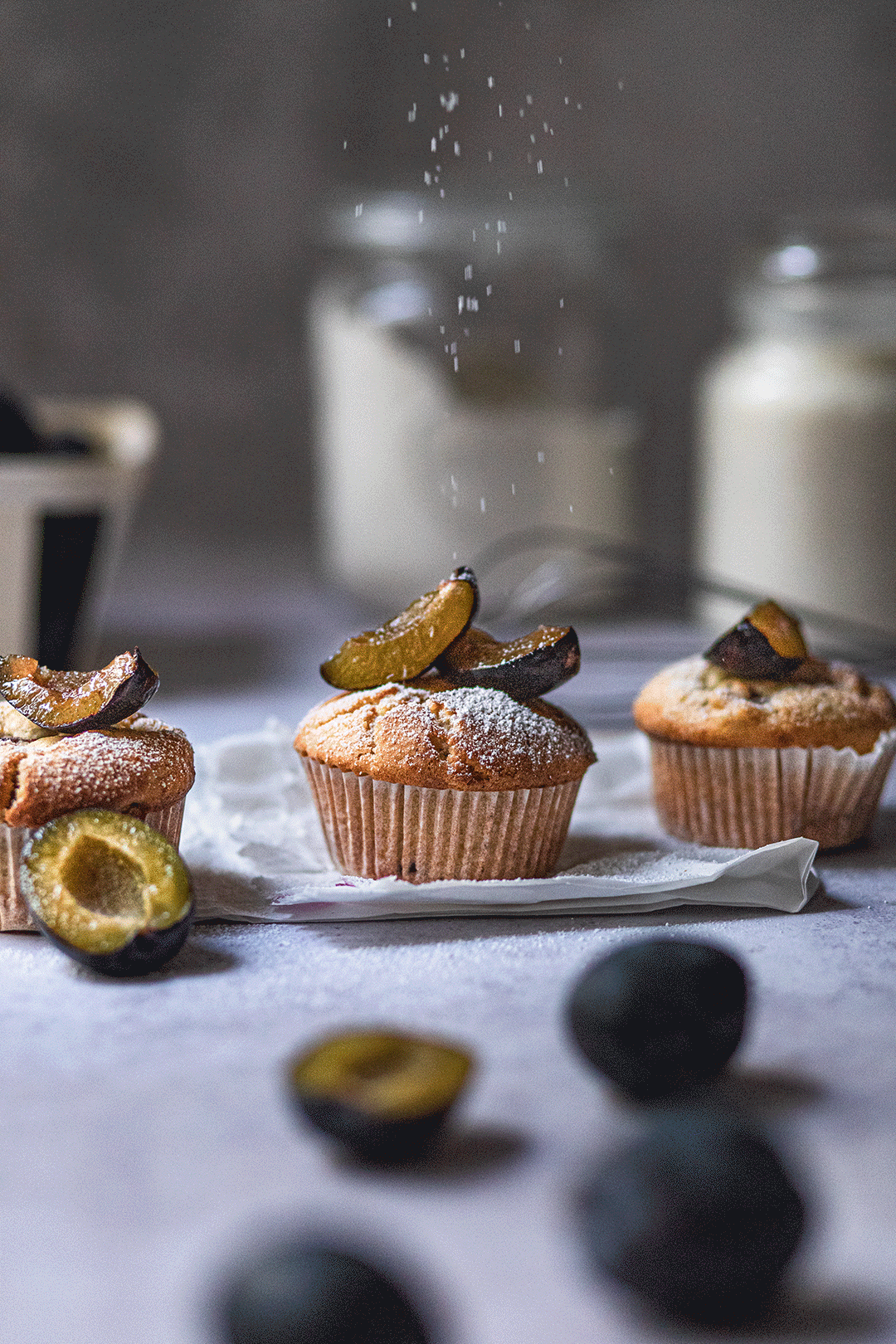 Pflaumen Kokos Muffins mit Puderzuckerschnee