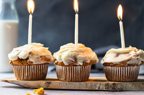 Kürbis-Muffins mit Frosting und Geburtstagskerzen